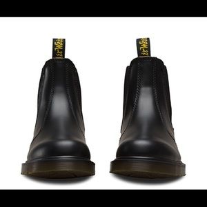 DOC MARTEN CHELSEA BOOTS